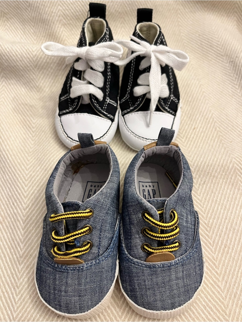 GAP Unisex Baby Crib Blue Fabric LaceUp Sneaker & Blk Converse High top sneakers